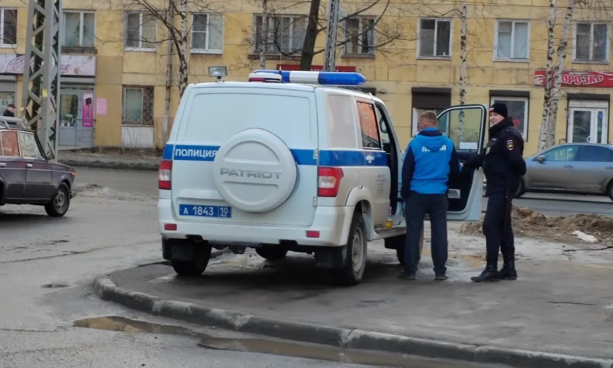 2 мая во дворе в районе Древлянки во время драки один из мужчин ударил оппонента ножом. Пострадавшему оказали помощь, нападавшего задержали.