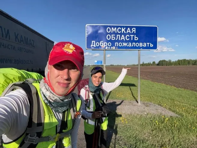 Павел Шабанов и Тамара Погосян начали поход 19 января с Красной площади и за 118 дней достигли Омской области, не пользуясь транспортом и следуя девизу «Каждый шаг — маленькая победа».