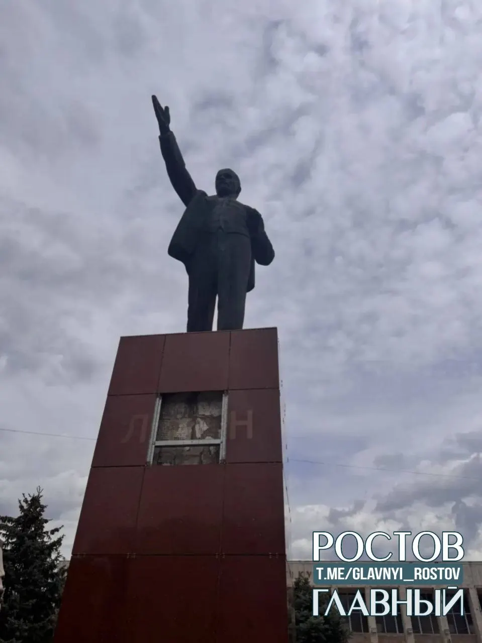 Неизвестные разбили плиту с надписью на памятнике Ленину в городском парке Батайска. Камера зафиксировала происшествие, полиция задержала местного жителя 1988 года рождения; обстоятельства выясняются.