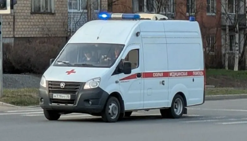 Тело 14‑летней девочки обнаружили 20 мая около 03:00 у 16‑этажного дома на улице Ключевая в Петрозаводске. На месте работали скорая помощь, полиция и следователи.