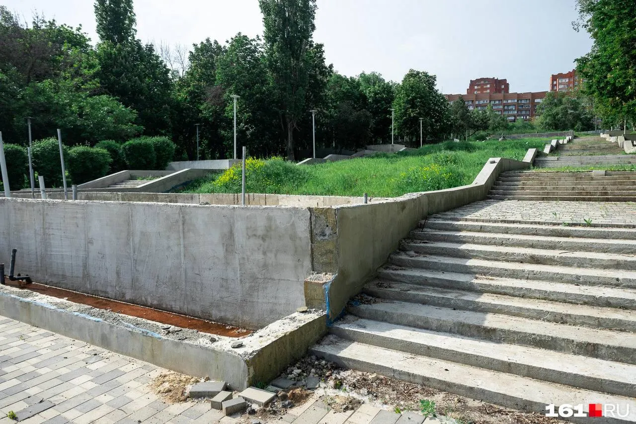 Реконструкция парка «Дружба» на Капустина остановлена в 2024 году: контракт расторгнут, стороны подали в суд, а завершение работ перенесли на 2028 год. Всё, что успели начать, планируют демонтировать.