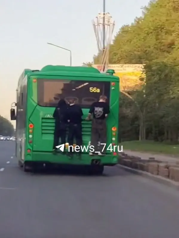 Полицейские разыскивают школьников, которые зацепились за движущийся автобус на улице Худякова. Родителей вызовут в отдел, рассматривают вопрос об административной ответственности.