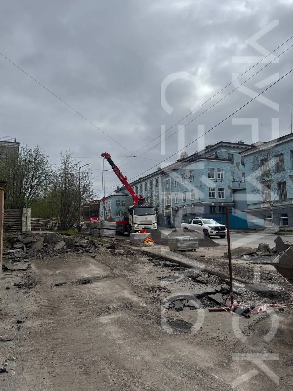 На участке от Ленина до Шмидта регулярно скапливается вода — коммунальные аварии, снеготаяние и дожди превращают пешеходную зону в болото. При текущем ремонте замечена траншея под ливнёвую канализацию — есть надежда, что подтопления прекратятся.