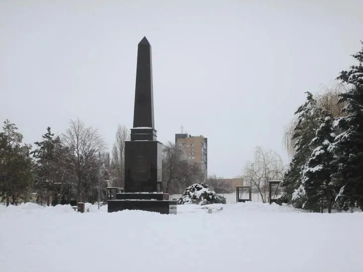 Долгожданную стелу, монтаж которой сорвали в прошлом году, торжественно откроют сегодня. В городе пройдут массовые мероприятия, на площади введён запрет на продажу алкоголя.