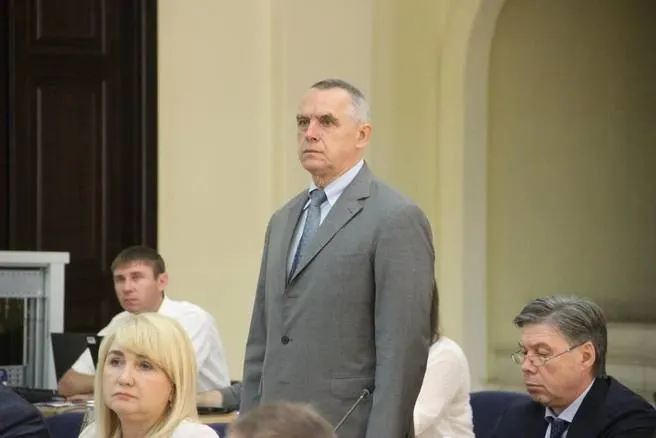 Сергей Ковшиков подал заявление об отставке из‑за проблем со здоровьем; приказ об увольнении ещё не подписан. Кто займет его место — пока неизвестно.