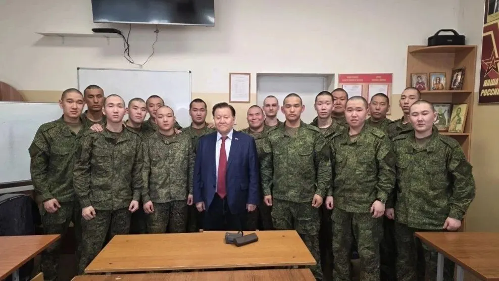 Срочники из Якутии, проходящие службу в Хабаровском крае, сообщили депутатам, что агитация была, но принуждения не наблюдалось — никто из них контракт не подписал. Депутат потребовал проверить возможные случаи давления.