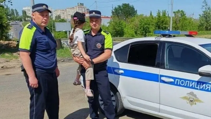 Ребёнка заметили на улице; её доставили в отдел полиции и связались с родителями. Обстоятельства инцидента уточняют в областном МВД.