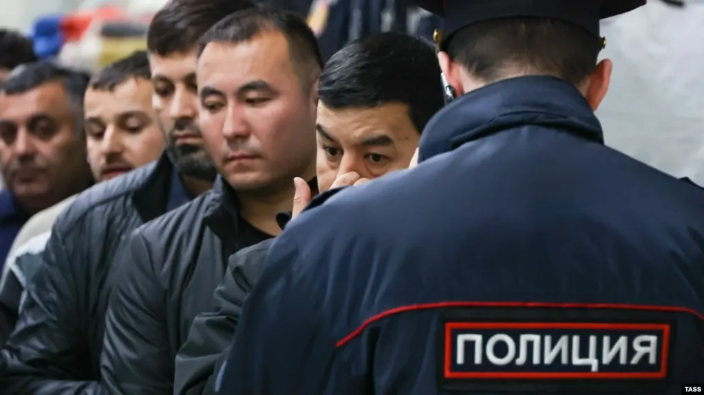 Проект расширяет перечень административных правонарушений, за которые иностранцев и лиц без гражданства будут выдворять из России; число таких нарушений возрастёт до 58.