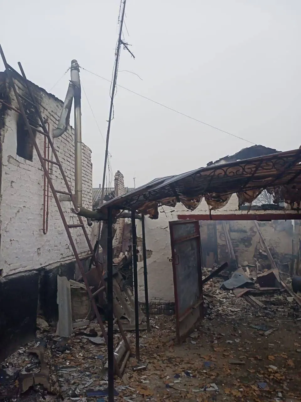 Жители приграничной Борисовки в Белгородской области жалуются на постоянные атаки дронов: отключения света и воды, разрушения инфраструктуры и гибель людей. Они просят помощи и защиты, чтобы сохранить село и жизни.