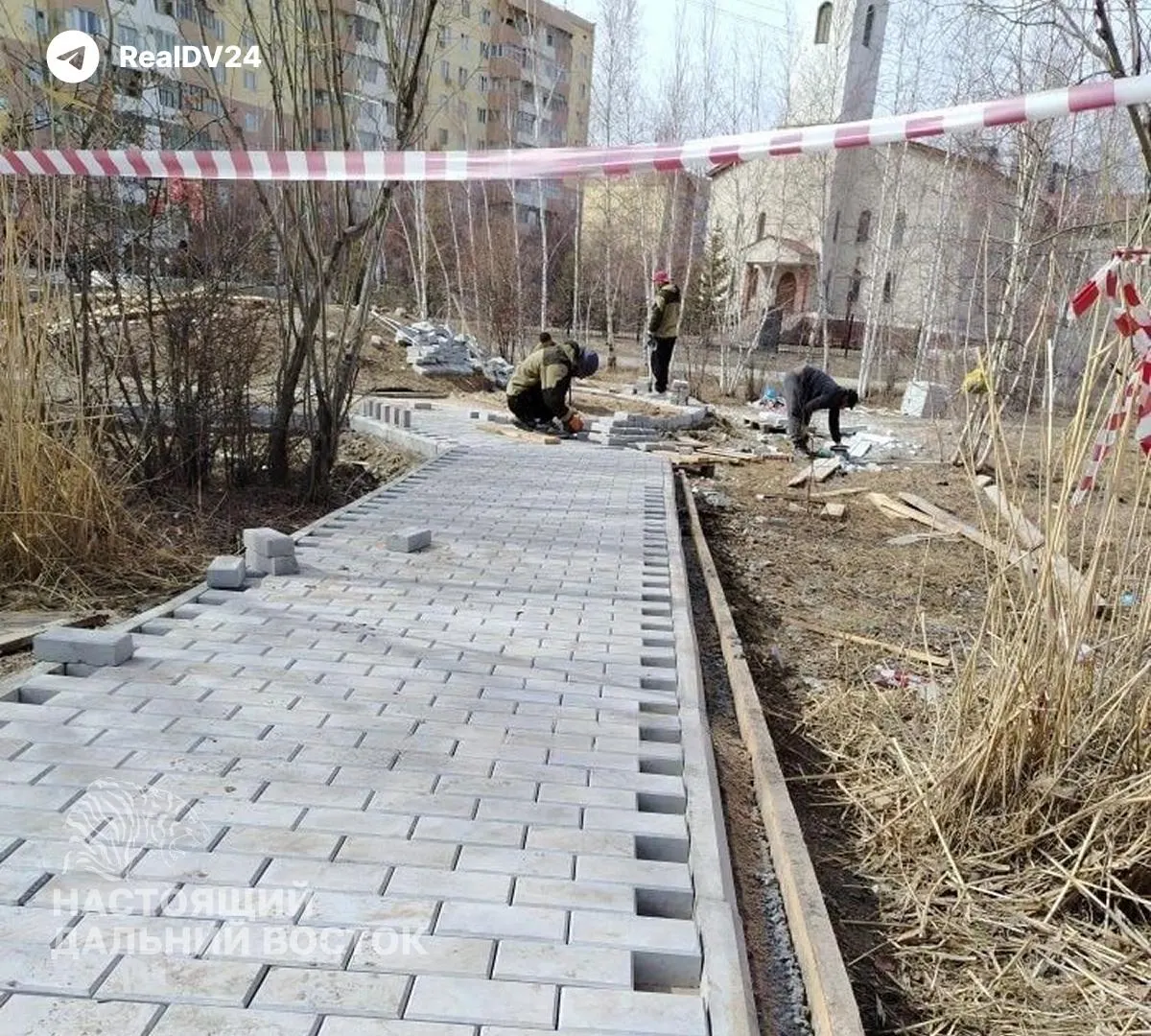 В Якутске на территории мемориального комплекса памяти репрессированных устанавливают монумент в честь погибшего участника СВО. Прежний мемориал, установленный в 2002 году, был постепенно демонтирован весной и летом 2023 года. Похожие изменения происходят и в других регионах России.