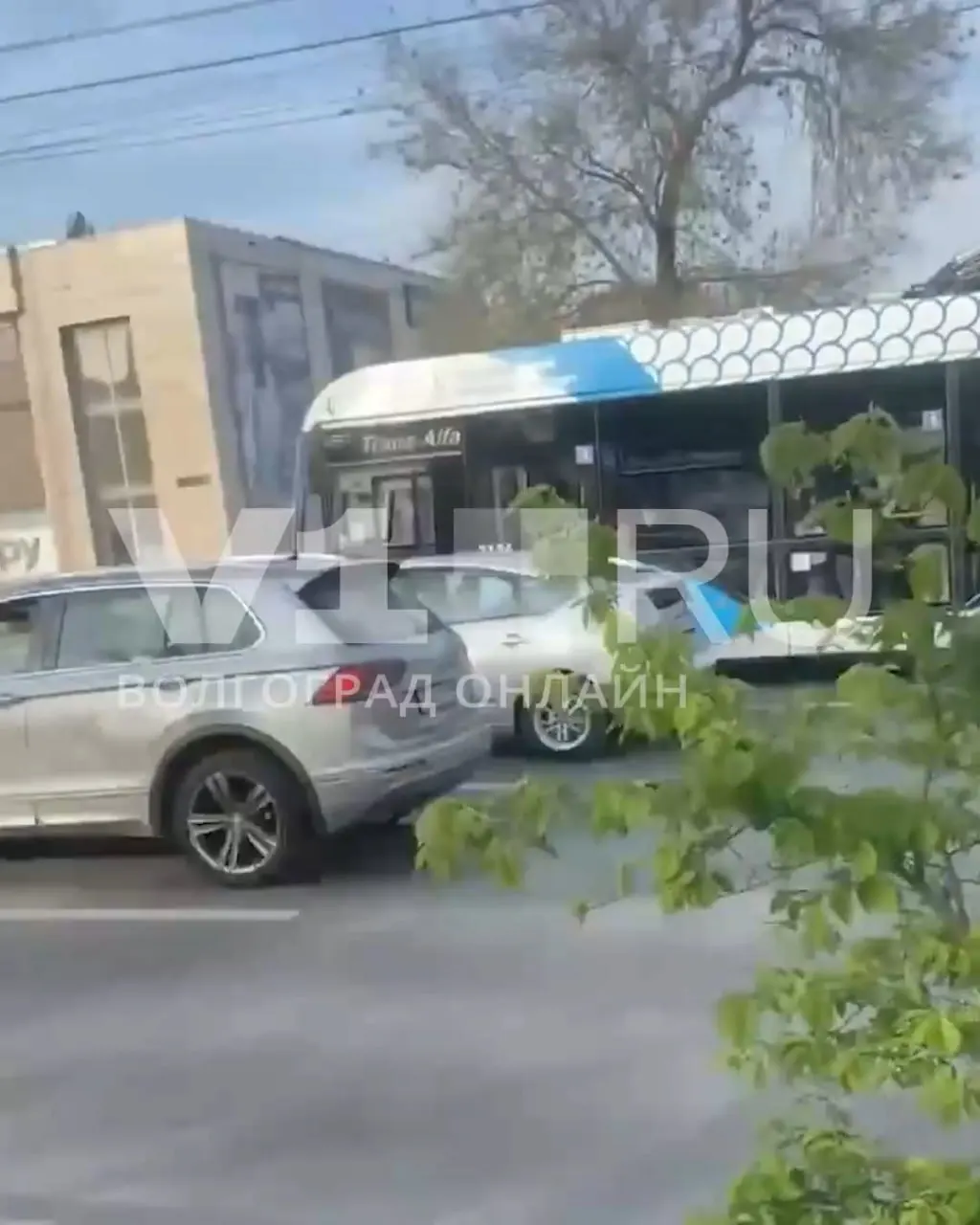 Пассажирки выбежали из автомобиля, когда салон заполнился густым белым дымом; у девушек — ушибы и травмы головы. Полиция и служба такси проводят проверку.