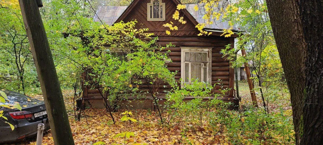 В московском районе Новогиреево 16 мая демонтировали забор вокруг деревянного дома конца XIX века, где жил актёр Алексей Дикий. Уведомление о необходимости освободить участок объясняло работы борьбой с самовольными постройками; судьба дома пока неясна.
