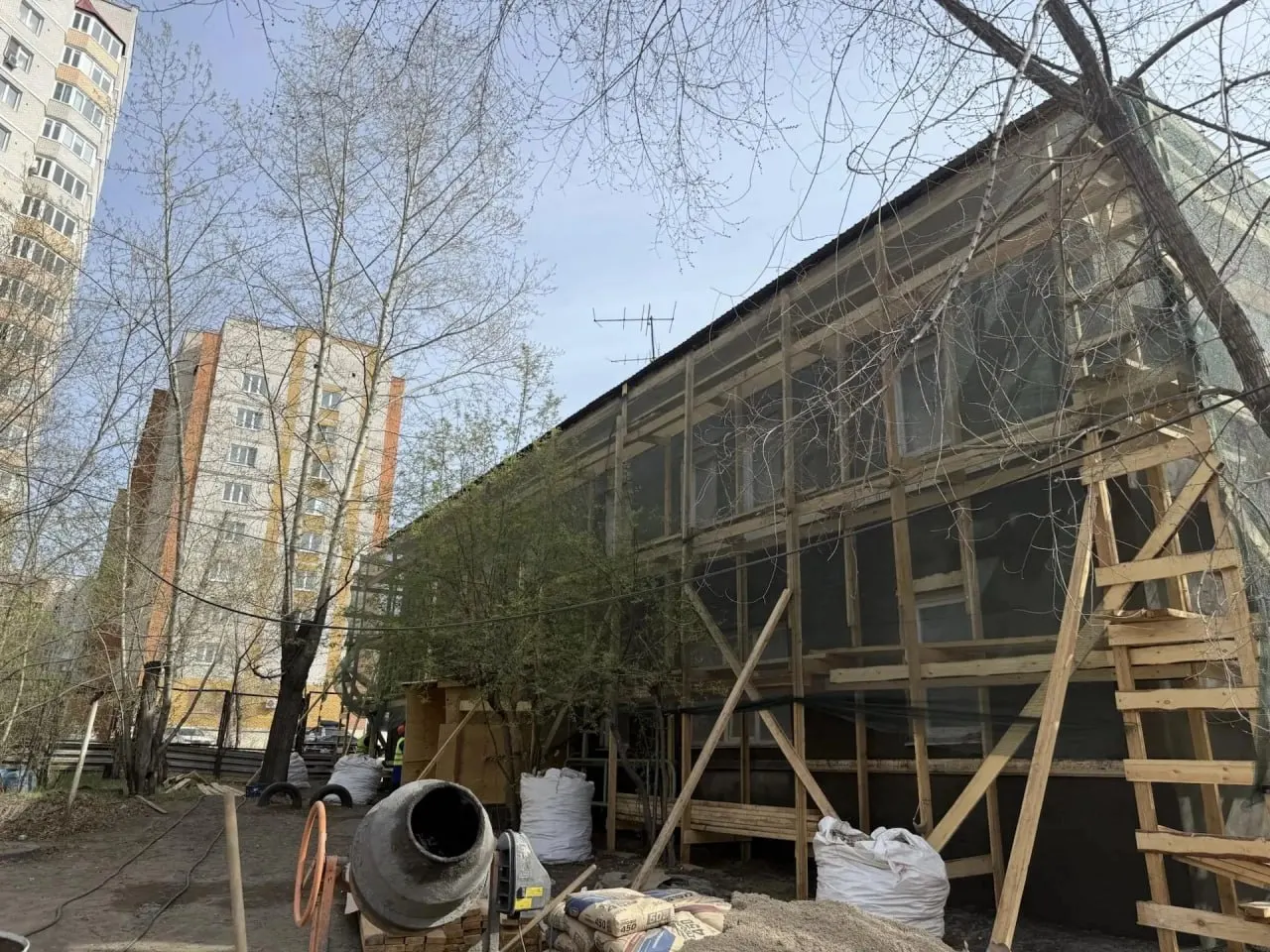 На Новобульварной начали укреплять кладку, обновлять штукатурку и менять водостоки в трёх постсталинских домах. В регионе в 2026 году планируют обновить фасады 32 многоквартирных домов.