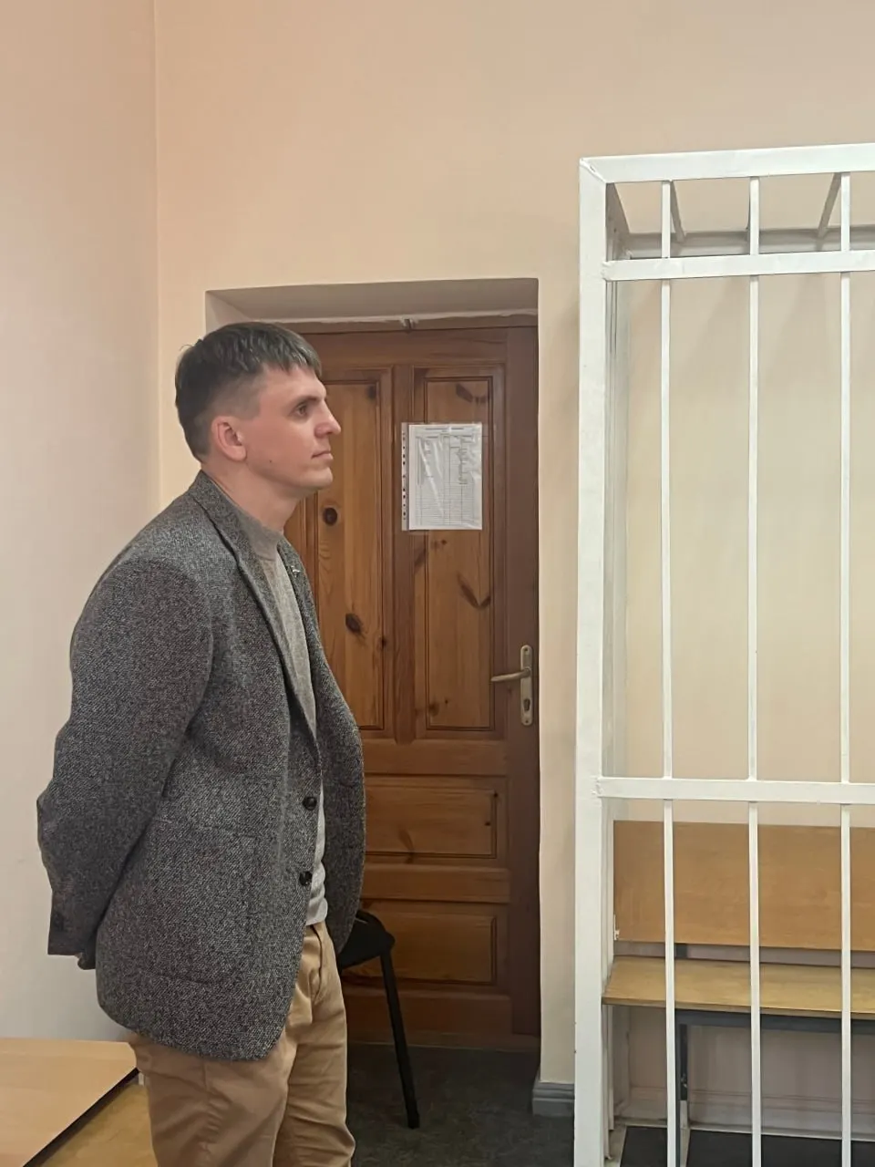 В Красноярске мужчина повредил колёса автомобиля женщины после дорожного конфликта; суд назначил наказание в виде 10 суток ареста. Подсудимый признал вину, объяснив поступок всплеском эмоций.