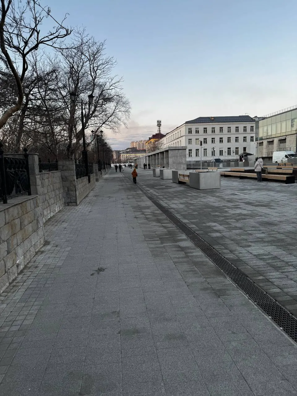 Жители жалуются, что на недавно обустроенной Ленинградской улице не хватает урн — проблема особенно проявилась во время массовых мероприятий.