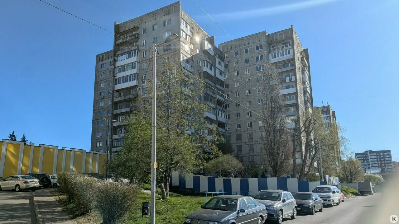 Жители города начали доставлять питьевую воду жильцам многоэтажки после того, как коммунальщики не только перекрыли вентиль, но и отрезали часть трубы. Водоканал не дал точного ответа о подвозе, а жильцы оспаривают расселение в суде и требуют гарантий.