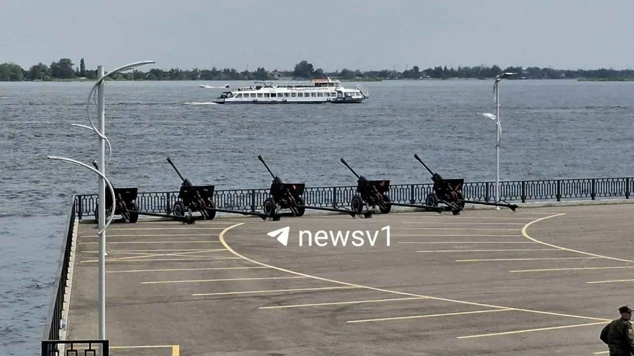 На нижней террасе Центральной набережной выставлены артиллерийские орудия — вечером 9 мая они дадут салют в честь Великой Победы, сопровождаемый праздничным фейерверком.