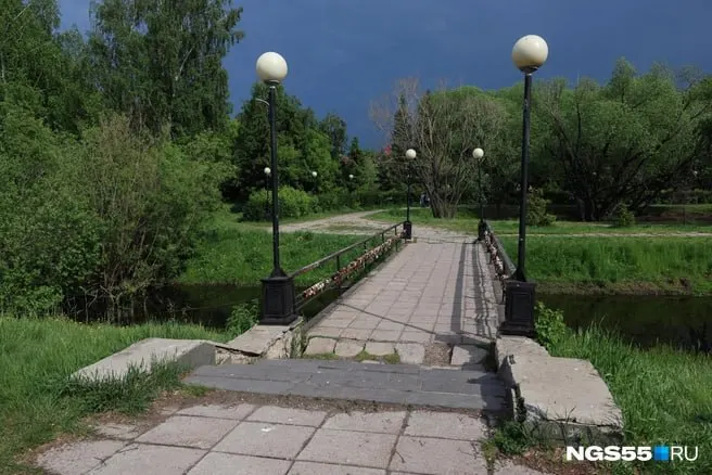 В районе пруда и в самом сквере давно не проводился ремонт — тротуарная плитка разбита, на асфальте появились ямы, лестницы повреждены. В новом фоторепортаже показали текущее состояние рощи.