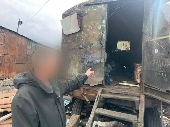 57-летний житель Никеля обвиняется в похищении людей группой и принуждении их к работе на металлобазе; уголовное дело отправлено в суд.