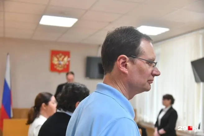 Приморский районный суд признал 50‑летнего врача виновным по статье о финансировании экстремистской организации и назначил штраф 450 тысяч рублей; также суд конфисковал сумму перевода — 3 500 рублей.