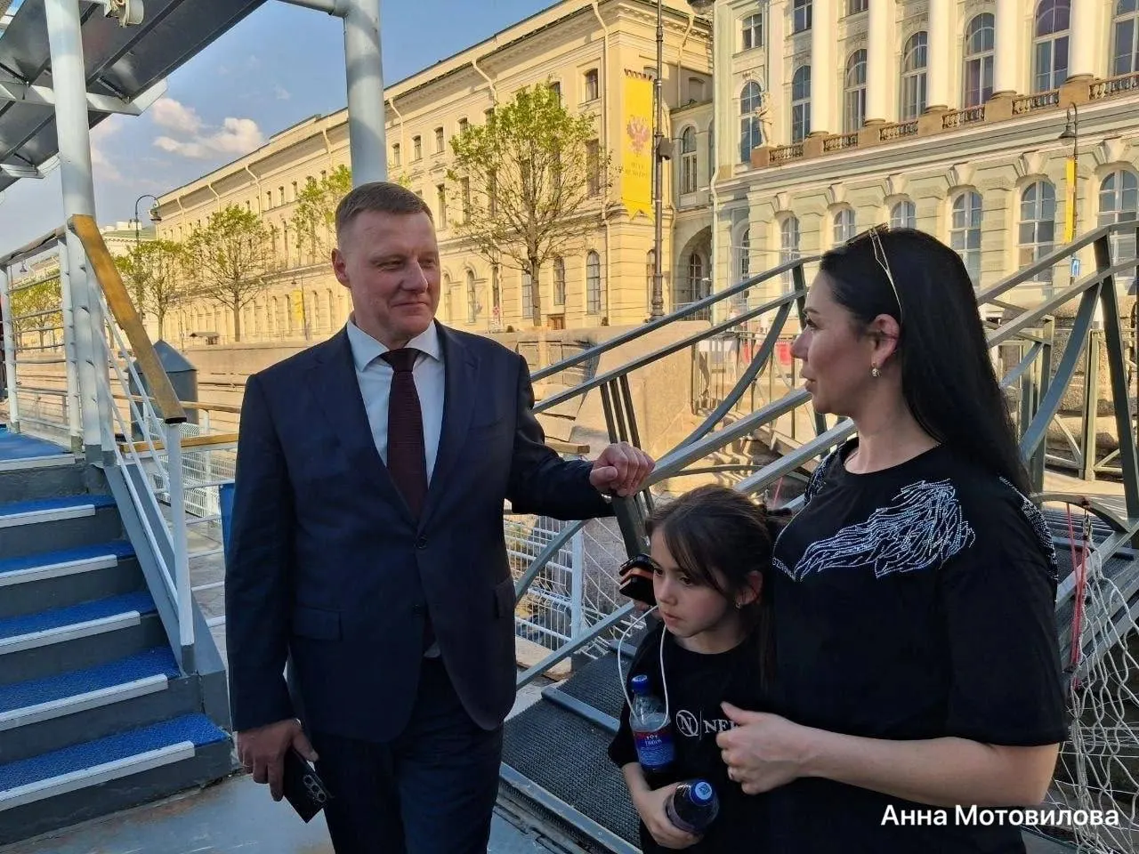 После выступления в Петергофе представителей ансамбля «Нефес» встретили представители администрации Санкт‑Петербурга; задержание руководителя коллектива Севиле Халиловой объяснили недоразумением и реакцией полиции на использованную символику.