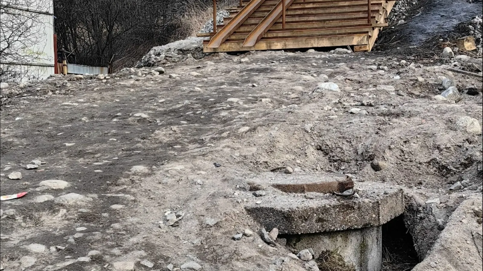 Жители дома №42 корп. 1 жалуются на высокий пандус, завалы мусора и раскопанный колодец у входа — пройти с коляской невозможно. Отмечают также аварийное состояние подземного перехода на остановке «Улица Комсомольская».