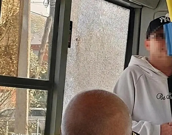 В Николаевке несовершеннолетние повредили стекло городского автобуса №25, после инцидента скрылись. По факту проводится проверка полиции.