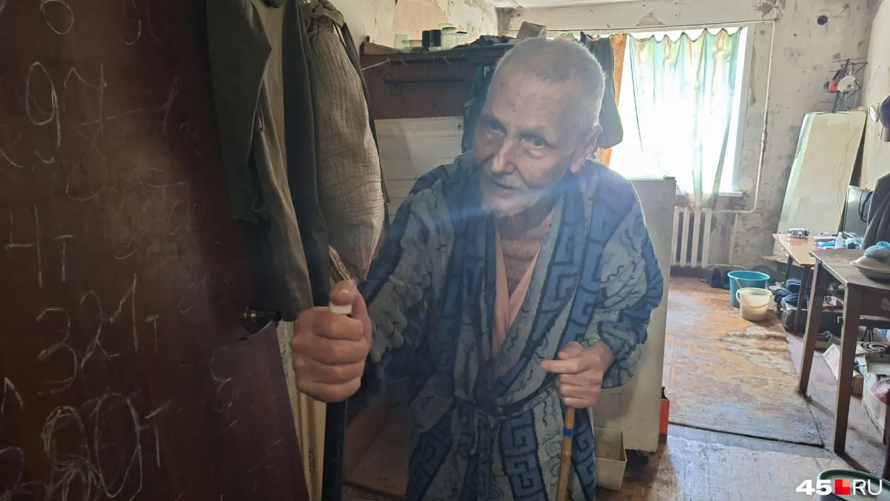 Ветеран Великой Отечественной войны Сергей Кривоногов, 98 лет, живёт в общежитии на улице Пугачева без горячей воды. Проблему заметили в соцсетях, после чего подключились Следственный комитет и прокуратура.