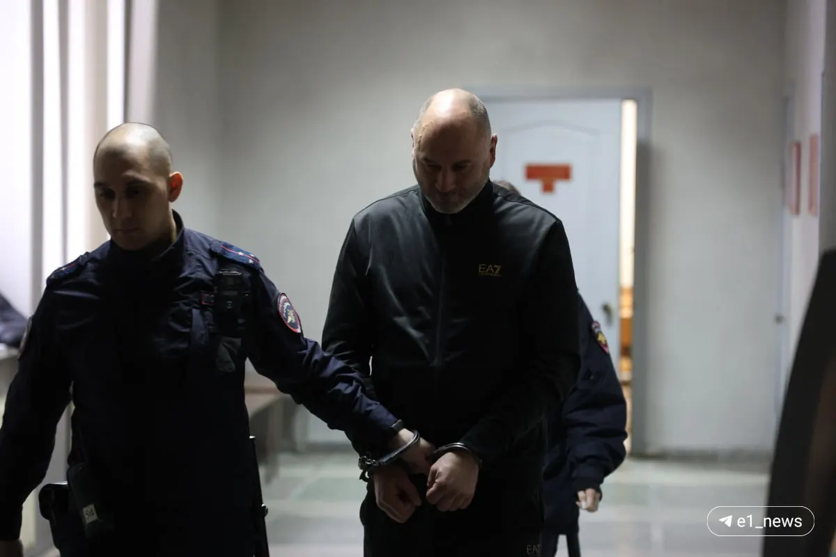Михаила Арзамасцева, руководителя благотворительной организации «Чистое сердце», обвиняют в мошенничестве: следствие считает, что он обманом лишил одного из рабочих единственного жилья. Суд изменил меру пресечения — до 7 июня он под домашним арестом.