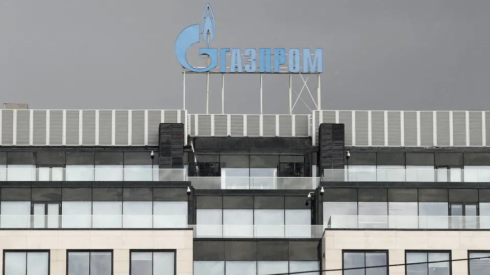 Бумаги «Газпрома» подешевели на 3,5% после визита в Пекин: инвесторы не получили ясности по проекту «Сила Сибири‑2», что ударило по капитализации и всему рынку.