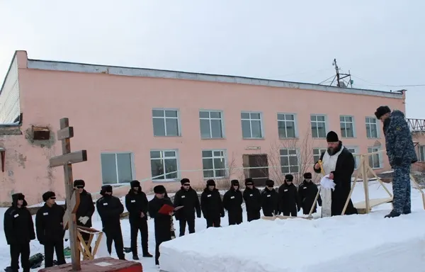 Бывшие заключённые утверждают, что в колонии выделен барак для осуждённых за политические высказывания и тех, кто отказался участвовать в войне в Украине; по их оценке, около 60% там — «политические», примерно 30% — военные по статьям о дезертирстве.