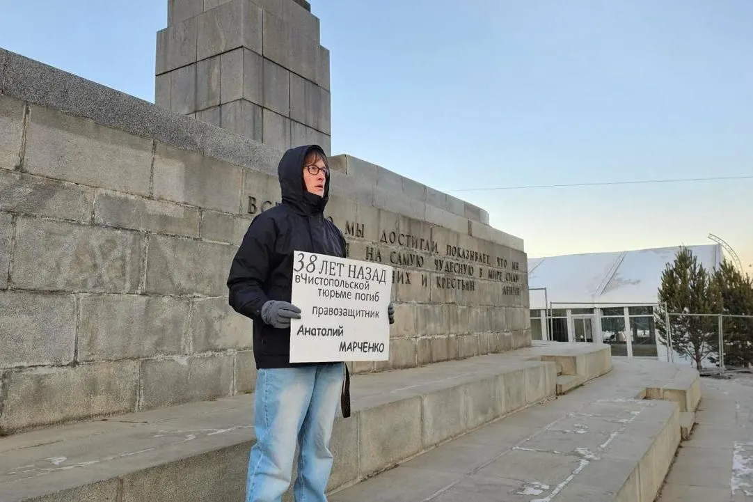 Историк, занимавшийся исследованием репрессий на Урале и сотрудничавший с уральским отделением «Мемориала», арестован по статье о склонении к содействию террористической деятельности; его имя внесено в перечень террористов и экстремистов.