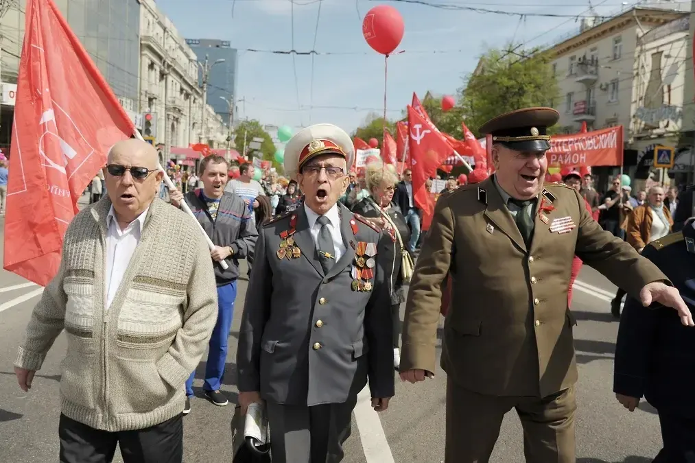 В Иркутском отделении КПРФ заявили, что против 15 членов обкома начали админпроцедуры за организацию несогласованного митинга. Партия утверждает, что в список попали лишь те, кого удалось идентифицировать.