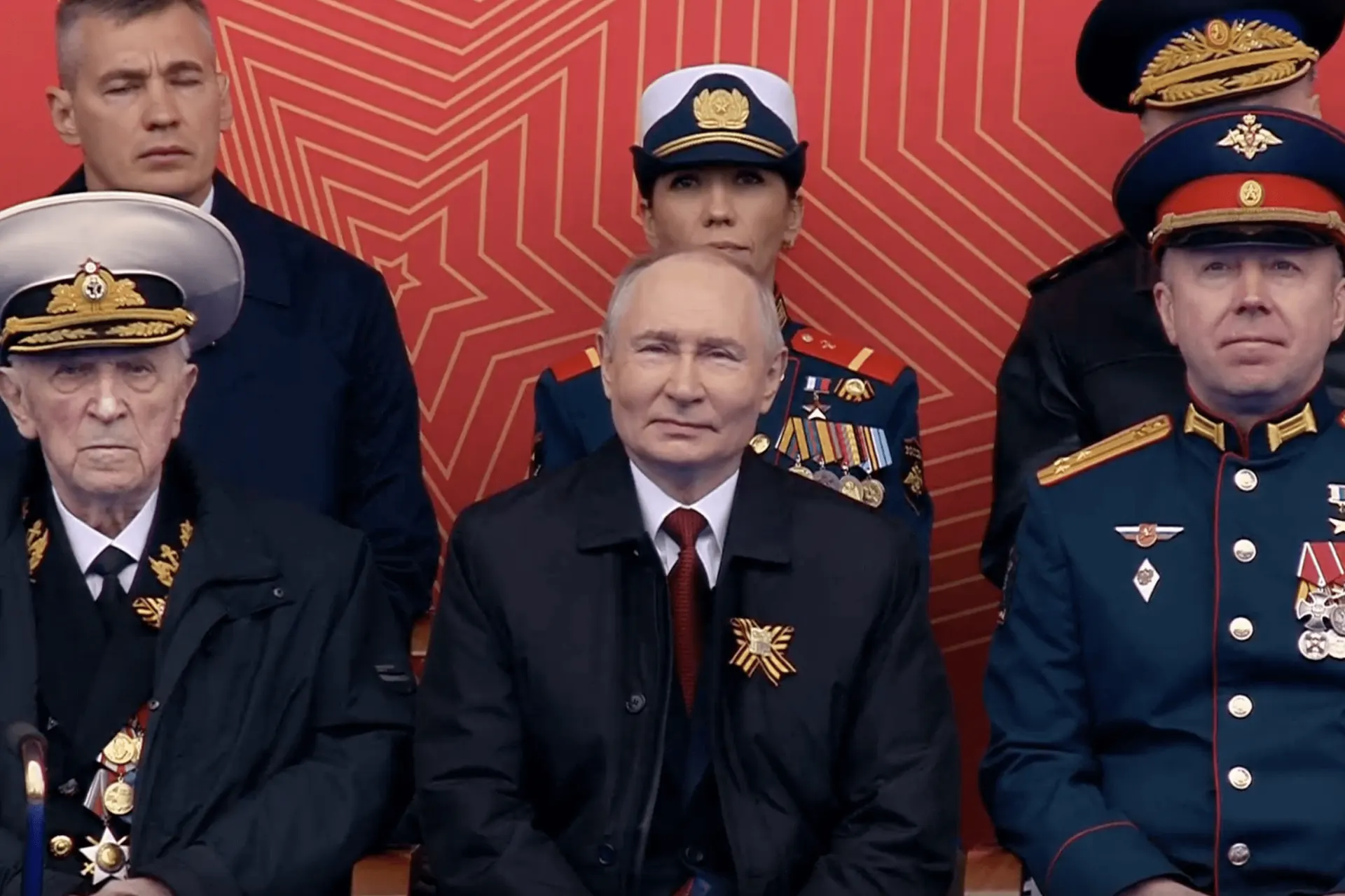 В трансляцию парада 9 мая встроили заранее подготовленные видео с кадрами стрельб, пусков ракет, дронов и работы различного оружия. Заявления о «Пересвете» и «Авангарде» остаются неподтверждёнными независимыми данными.