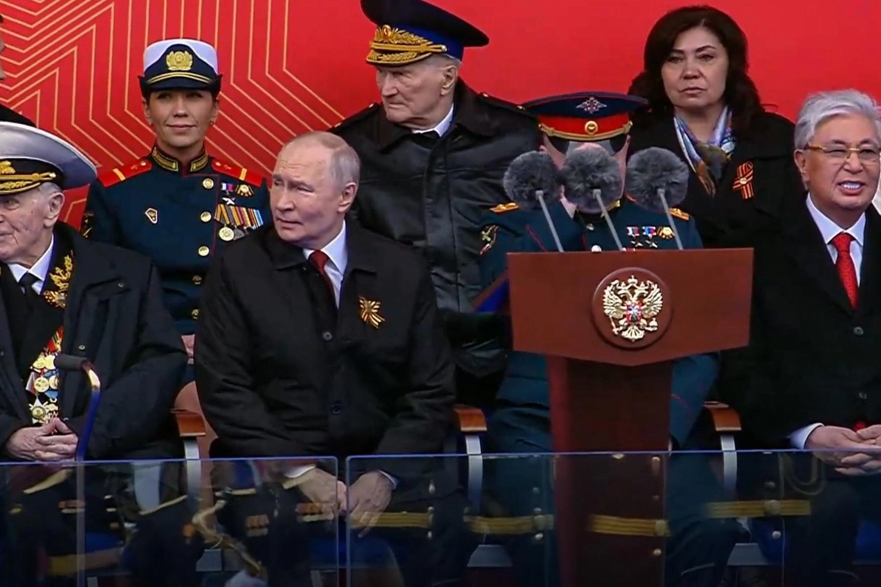 Президент сообщил, что в этом году на параде не будет демонстрации техники — не только по соображениям безопасности, но и чтобы вооружённые силы могли сосредоточиться на проведении специальной военной операции. Минобороны объясняло изменение формата «текущей оперативной обстановкой», а эксперты отмечают потери техники на фронте.