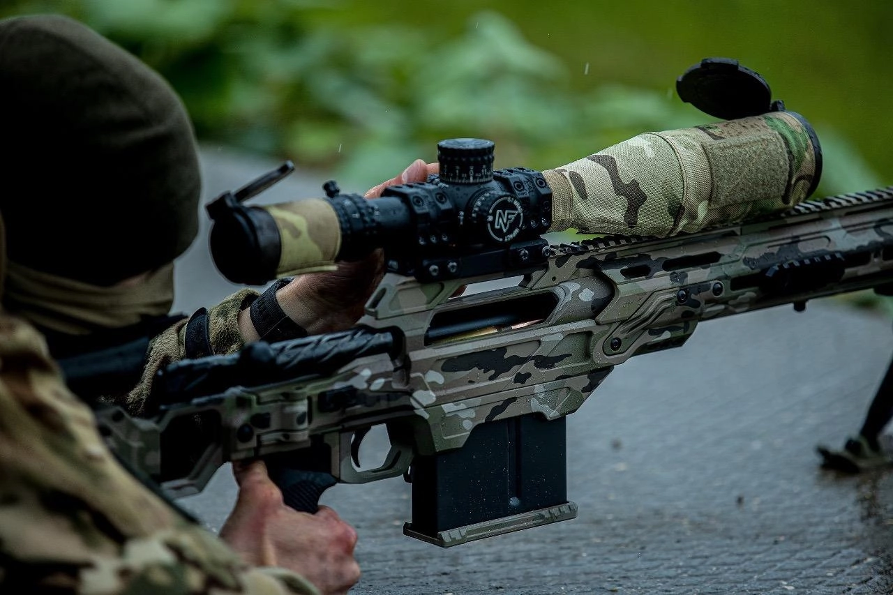 Канадские спецслужбы обсудили с производителем Cadex Defence ситуацию с обнаружением его снайперских винтовок в российских вооружённых силах. Компания отрицает прямые поставки в Россию; разведка дала рекомендации по предотвращению обхода эмбарго.