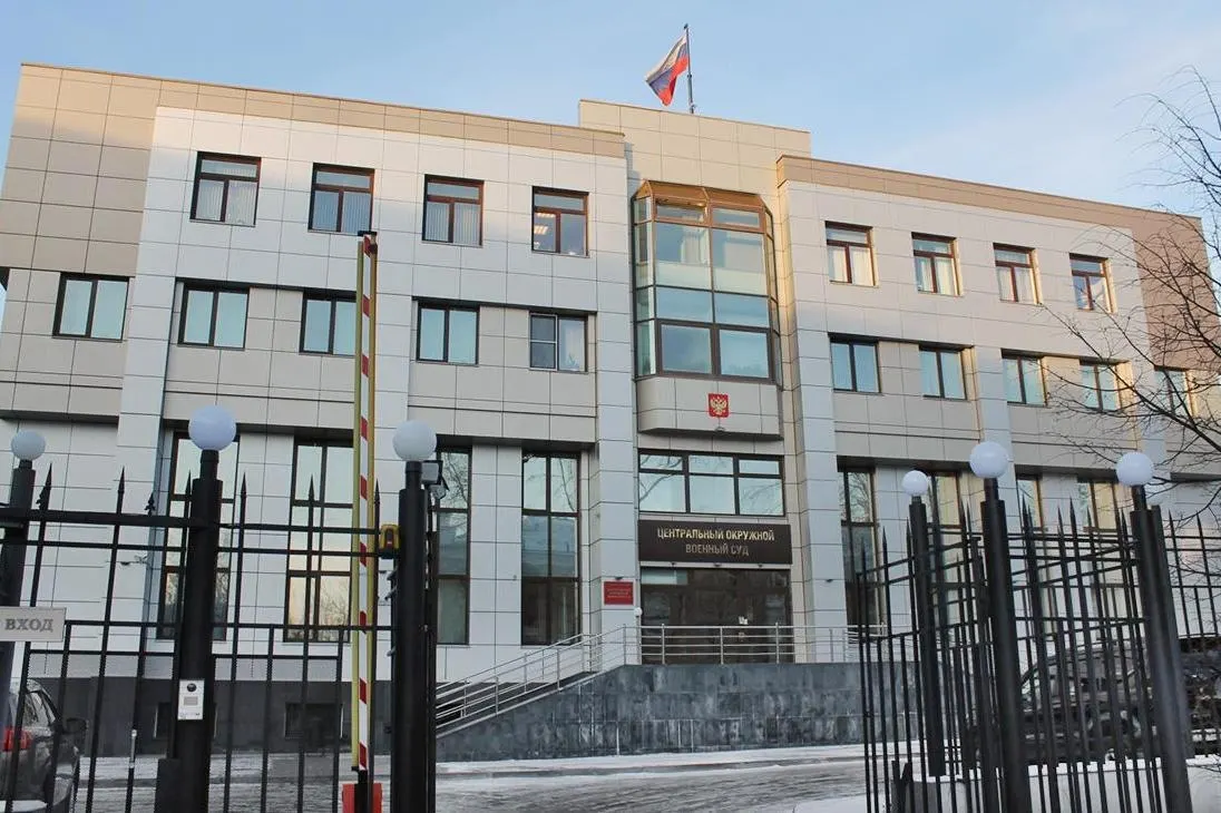 С конца апреля в Центральном окружном военном суде в Екатеринбурге посетителям и прессе отказывают в доступе на процессы по «террористическим» статьям. Судьи формально оставляют заседания открытыми, но людей не пропускают приставы.