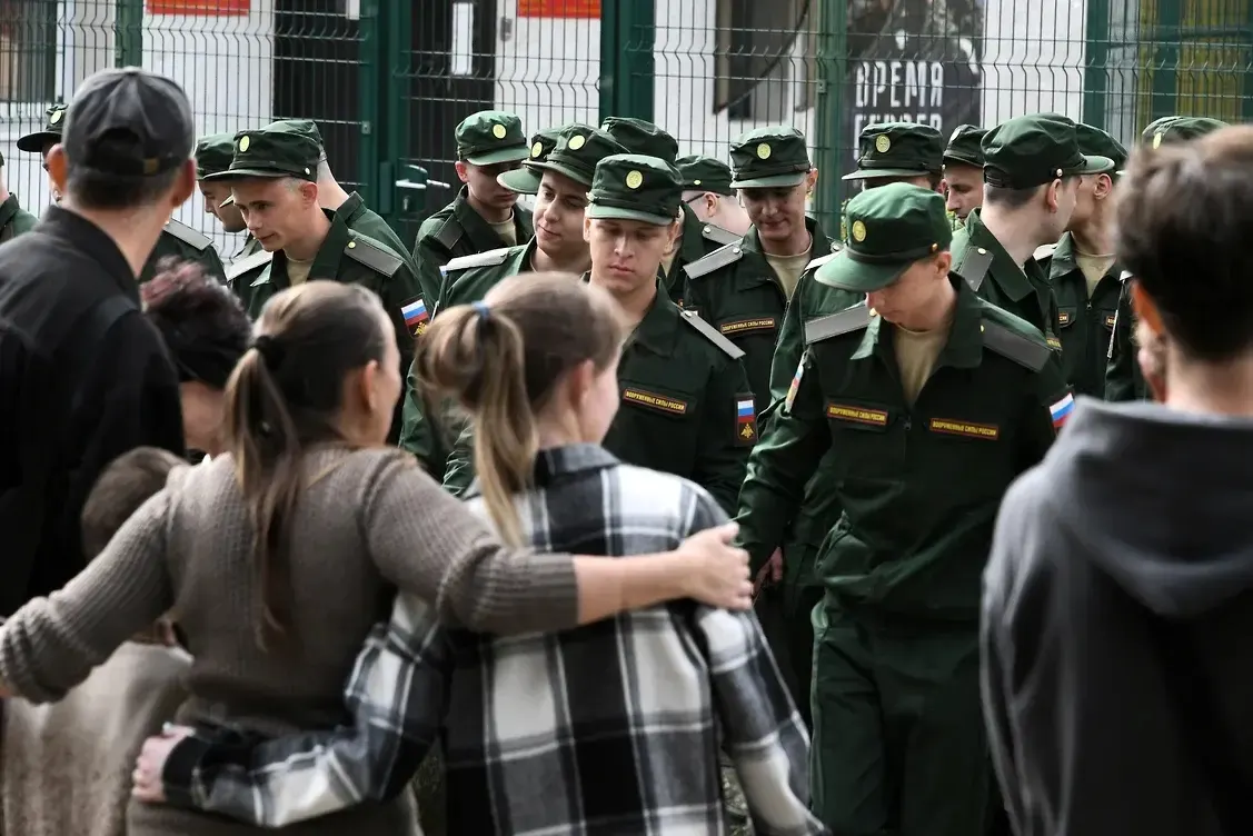 Инициативная группа из более 450 женщин оспаривает поправки, которые лишают выплат тех, кто не имел общего несовершеннолетнего ребёнка с погибшим партнёром. Первый иск подан в Верховный суд, планируются новые обращения и возможное обращение в Конституционный суд.