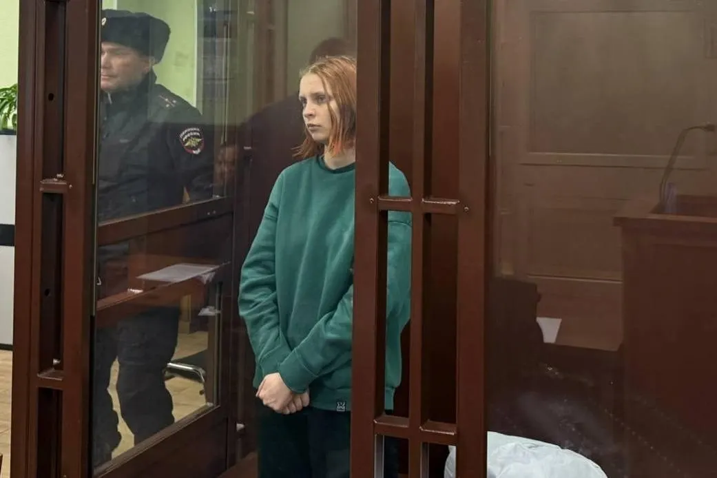 Военный суд признал Диану Чистякову виновной в покушении на теракт и приговорил к 12 годам колонии общего режима. По версии следствия, она бросила несколько бутылок с зажигательной смесью в сторону стоянки полка охраны; сама обвиняемая заявляет, что действовала под давлением мошенников.