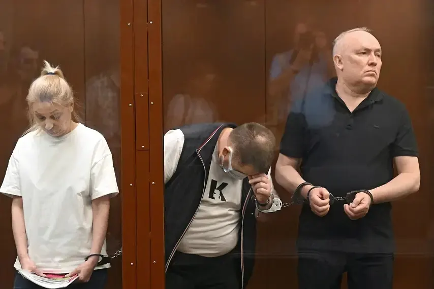 Владелец и топ‑менеджеры пермского телефонного завода приговорены за мошенничество с госконтрактами и покушения на мошенничество; суммы ущерба — десятки миллионов рублей.