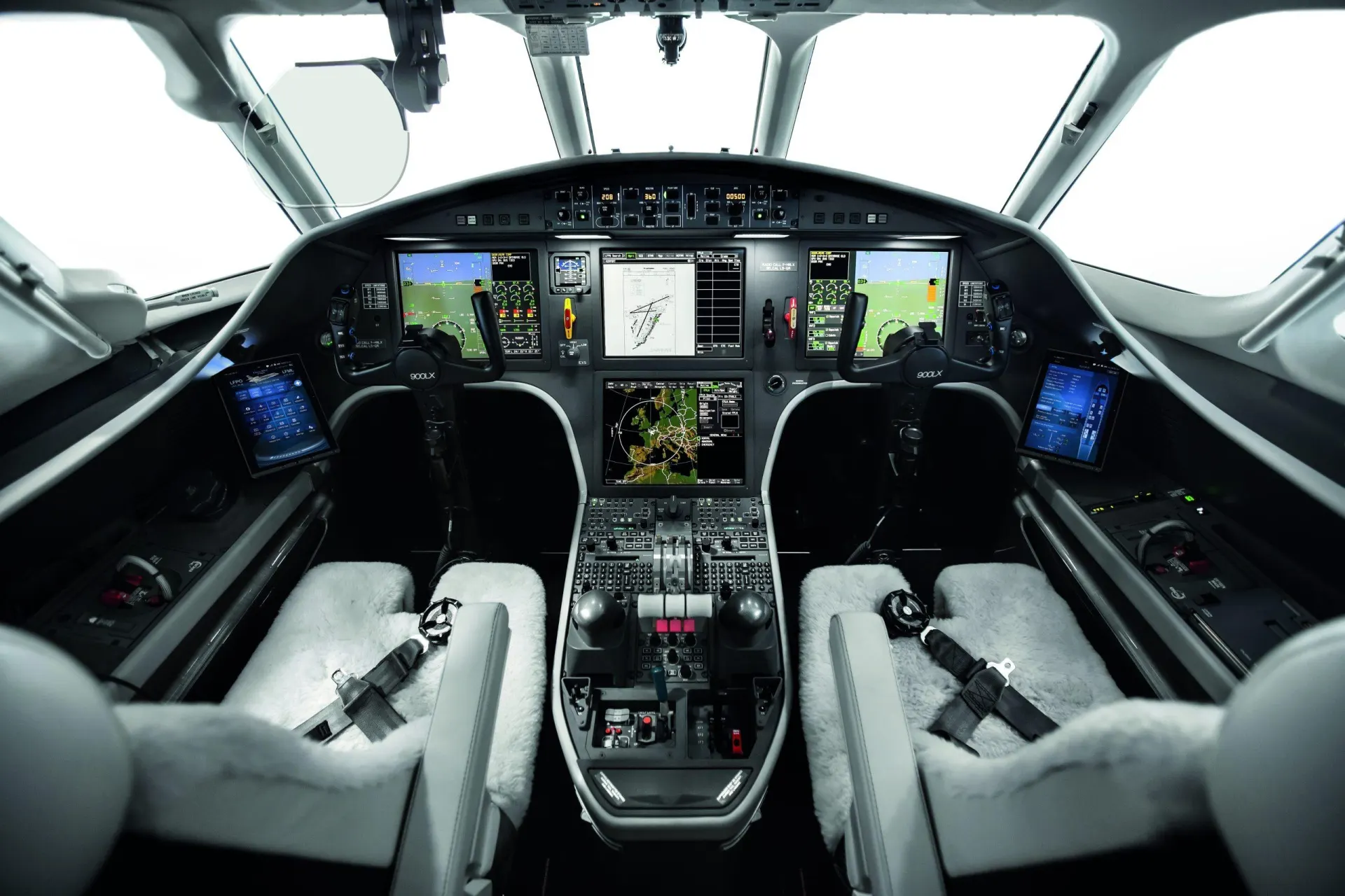 Во время перелета из Эстонии самолет Dassault Falcon 900LX Королевских ВВС, на борту которого находился министр обороны Джон Хили, подвергся воздействию средств радиоэлектронной борьбы: навигация GPS перестала работать на протяжении трехчасового полета. Никто не пострадал, расследование причин продолжается.