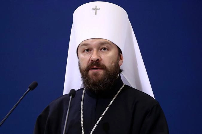 Митрополит Иларион был задержан в Карловых Варах 24 мая. При досмотре автомобиля в багажнике обнаружены четыре контейнера с белым веществом; сам священнослужитель отвергает обвинения и требует независимой проверки.