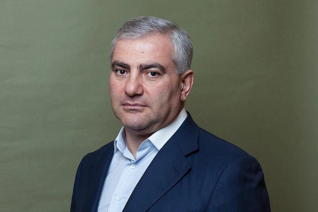 Нарек Карапетян рассказал, что в 1990-е и 2000-е годы в паспортных файлах в графе «место работы» многих людей, родившихся в 1960–1970‑е годы, ставили отметку «ИЦ ФСБ». В отношении Нарека возбудили дело о сокрытии второго гражданства.