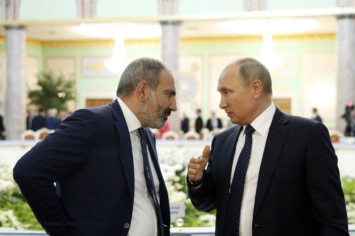 Российский МИД отозвал посла в Армении для консультаций после шагов армянского руководства по сближению с Евросоюзом. На саммите ЕАЭС прозвучал призыв к референдуму, а отношения между странами обострились из‑за торговых и энергетических мер.