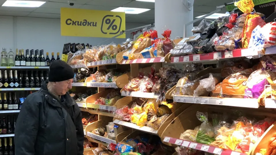 В I квартале 2026 года крупнейшие российские продовольственные ритейлеры зафиксировали падение трафика: у X5 −1,7%, у Fix Price −5,8%, «Лента» удержала ноль, а премиальные сети потеряли больше всего. Потребители экономят, обороты розницы замедляются.