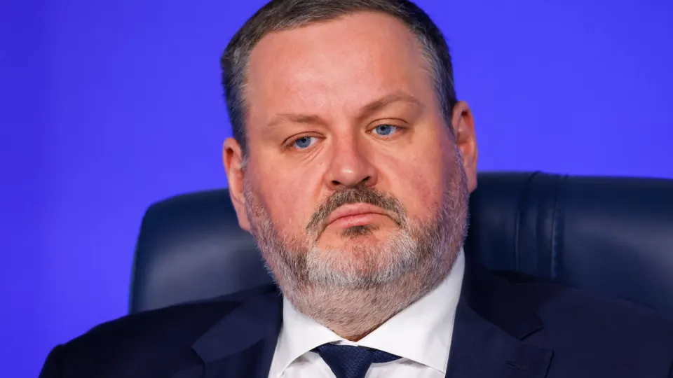 Министр труда Антон Котяков заявил о необходимости резко менять демографический тренд: СКР упал до 1,305, число рождений сокращается, а официальная демографическая статистика перестала публиковаться.