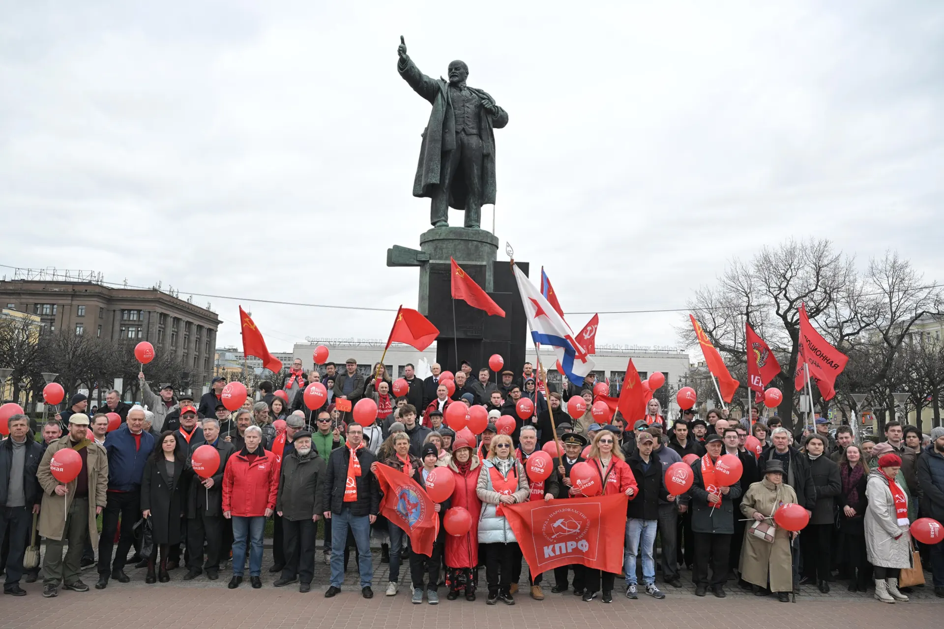 Акция прошла в формате возложения цветов: полицейские находились на месте, но не вмешивались. Музыка не заглушала выступления, а независимые активисты раздавали листовки против принуждения студентов к использованию мессенджера Max.