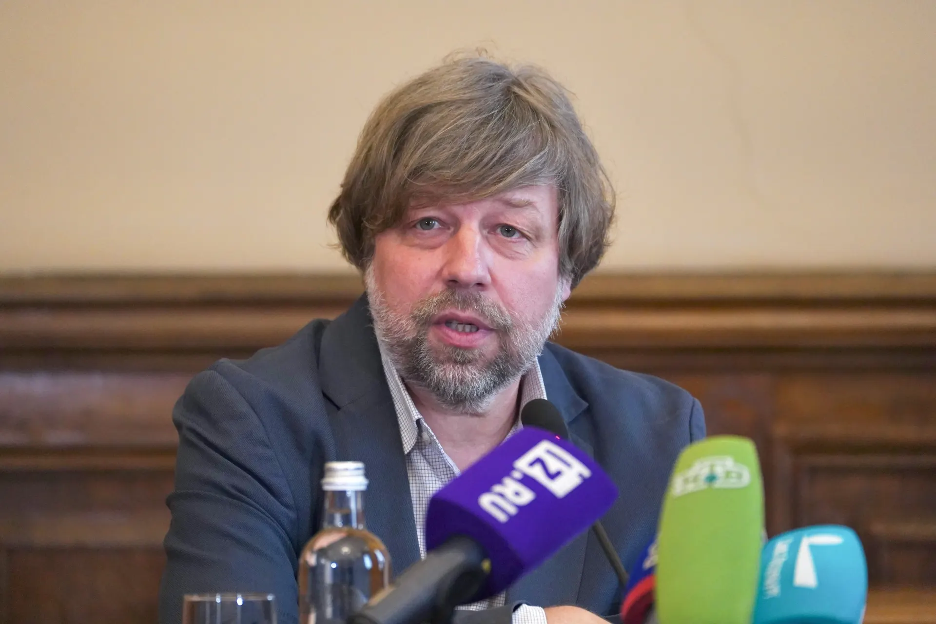 Археолог Александр Бутягин на пресс‑конференции после возвращения назвал потраченное время большой потерей, пообещал продолжать исследования и рассказал о содержании заключения в Польше. Директор музея оценил операцию по обмену как сложную и поблагодарил ведомства.