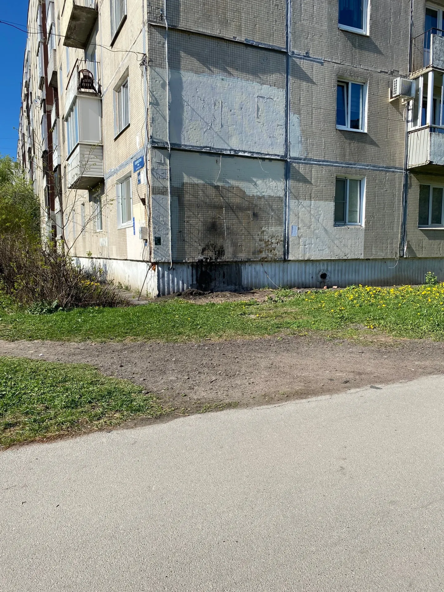 На углу Будапештской и Олеко Дундича нашли записку с рисунком в память об умершем мастере по ремонту обуви. Соседи делятся воспоминаниями о его работе.