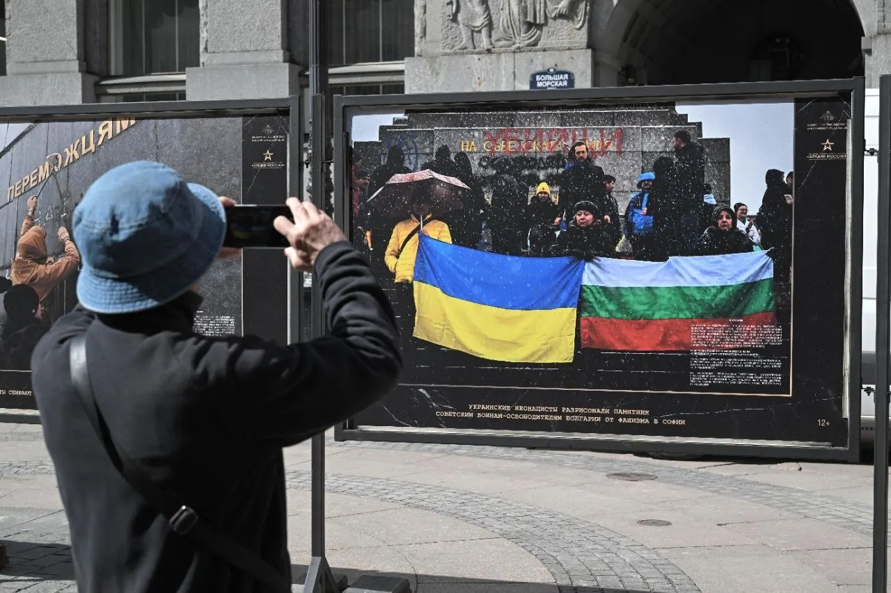 Выставка, открывшаяся не позже 30 апреля, сочетает снимки европейских городов, встречавших советских солдат, и кадры раскрашенных советских памятников. Один из посетителей заметил, что впервые видит украинские флаги на улице так открыто.
